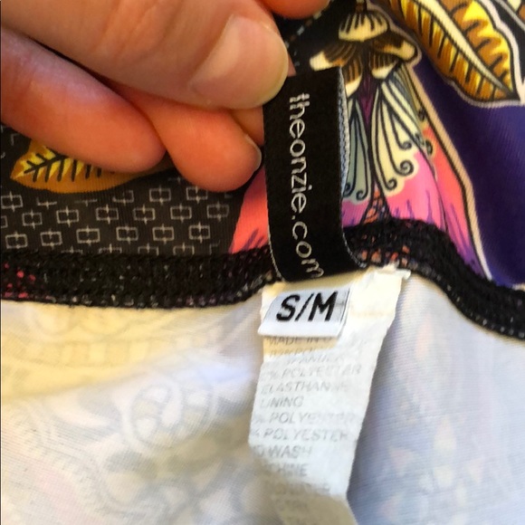 LIKE NEW ONZIE CROPPED WORKOUT LEGGINGS SIZE S/M - Picture 4 of 4